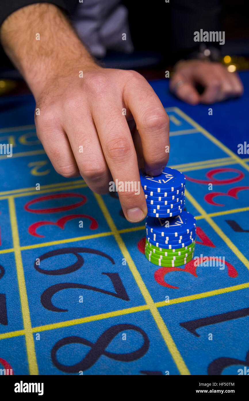 männliche Hand legt Wetten im casino Stockfoto