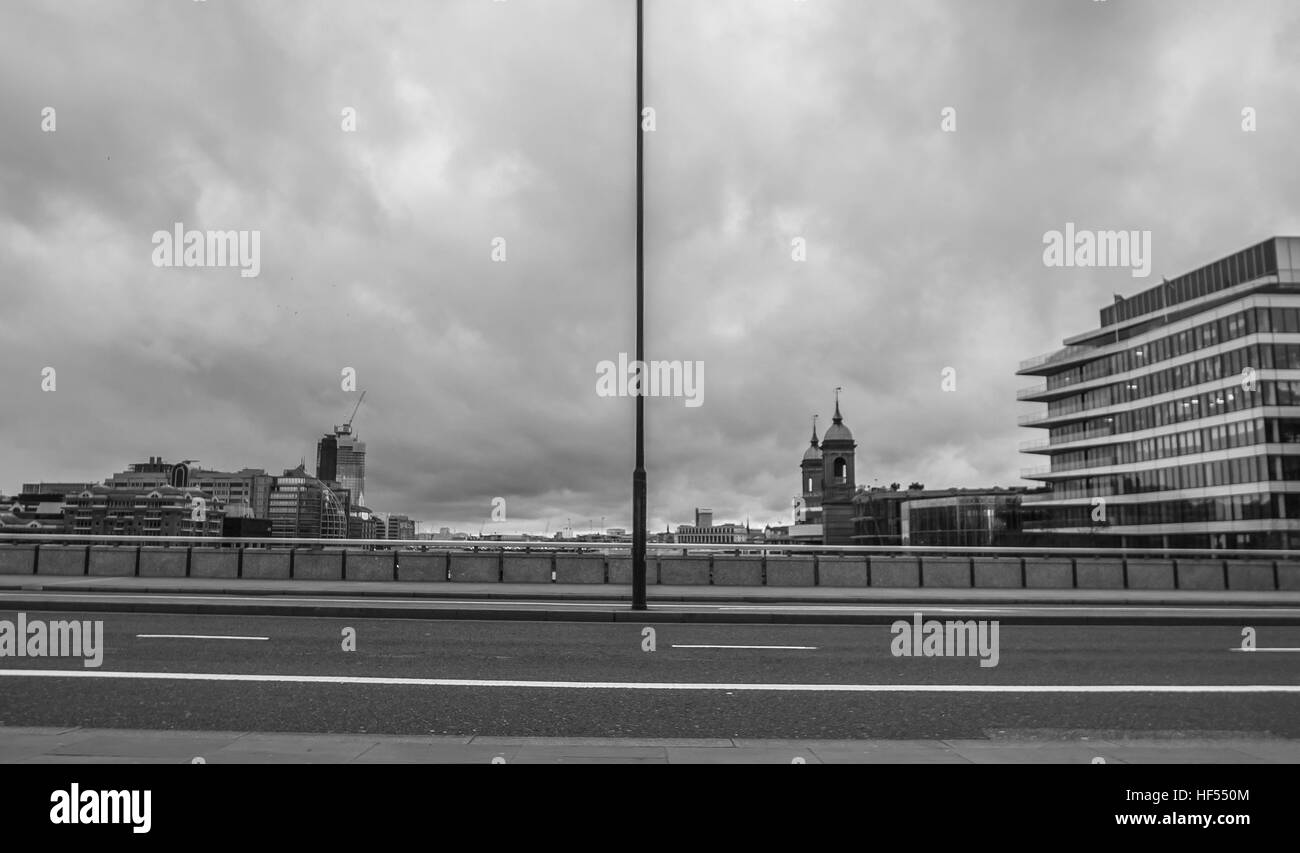 Schwarz / weiß gedreht von der London Bridge Stockfoto