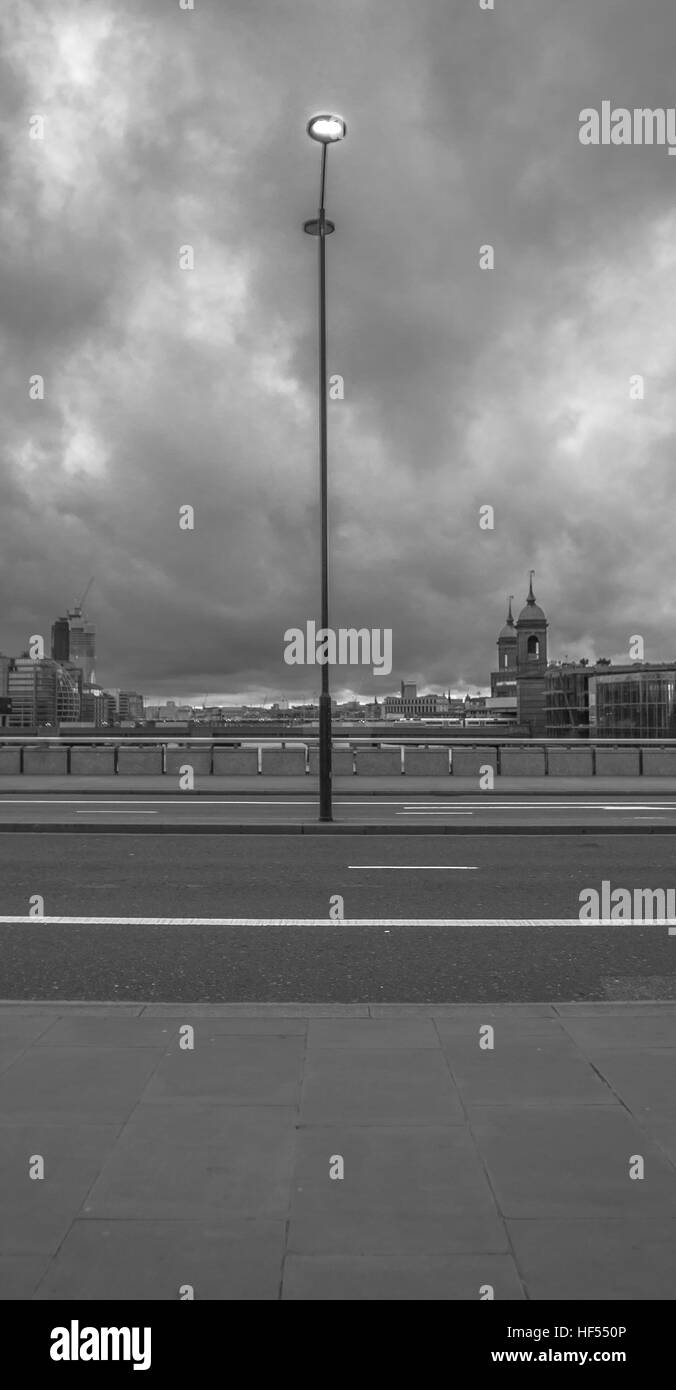 Schwarz / weiß gedreht von der London Bridge Stockfoto