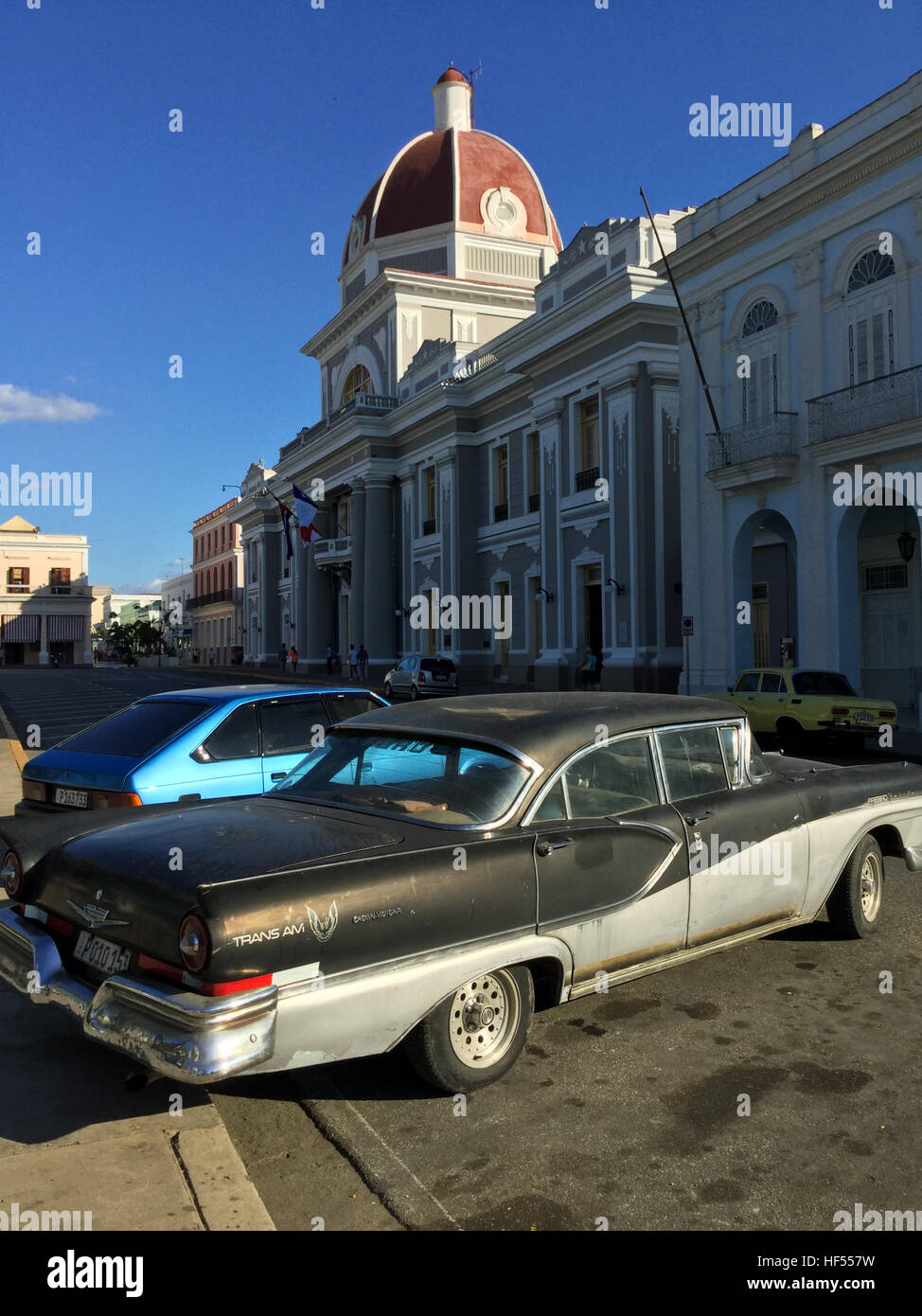 Ein Widerspruch des Autos auf der zentralen Plaza de Cienfuegos, Kuba Stockfoto