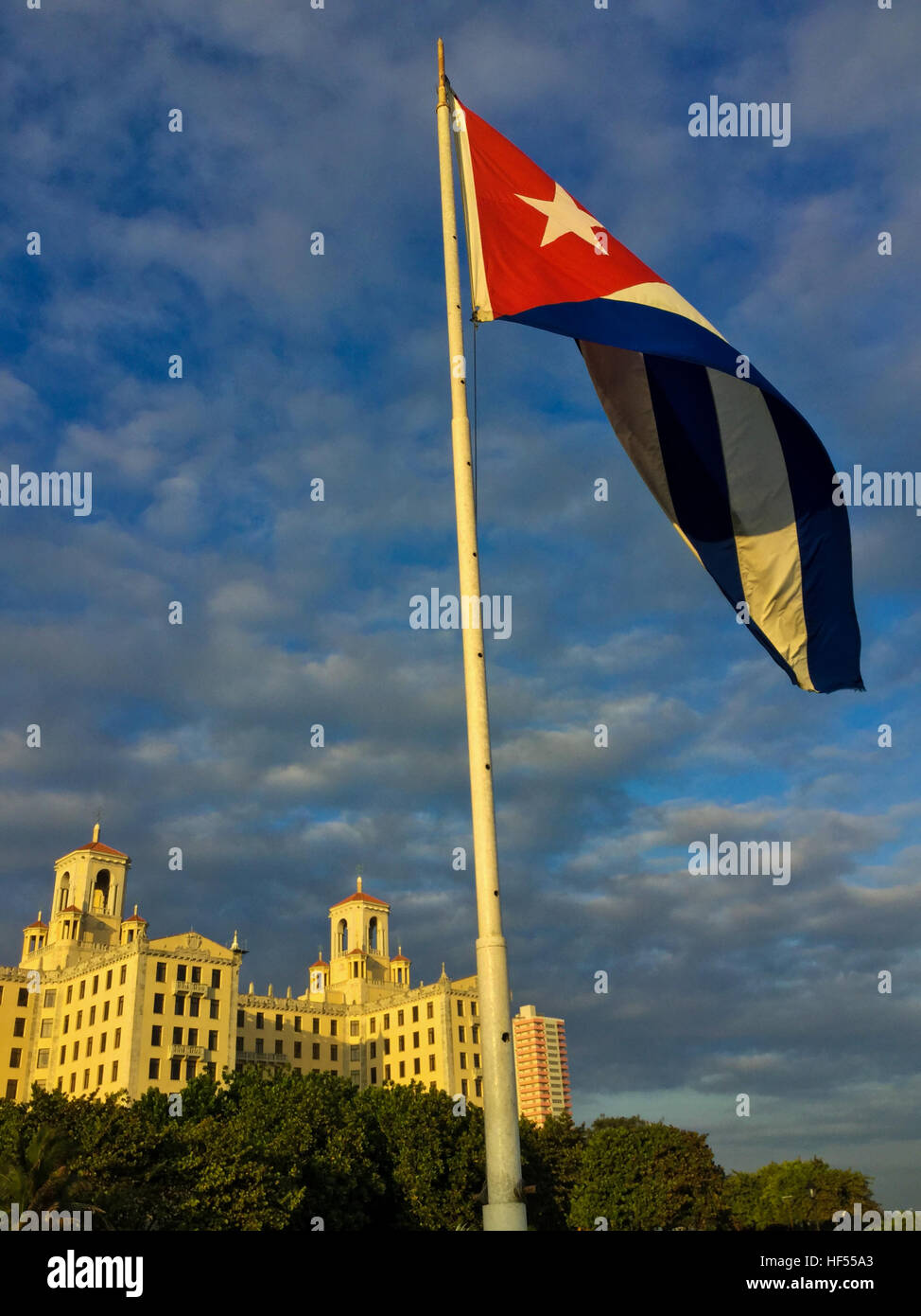 Sonnenaufgang auf der Hotel Nacional de Cuba in Havanna mit dem kubanischen Flagge. Stockfoto