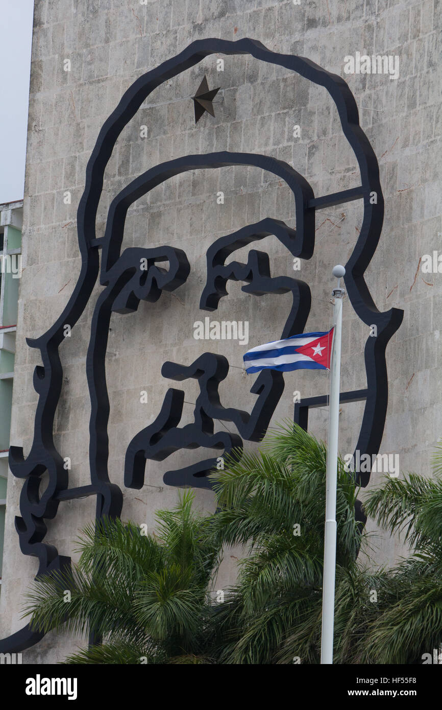 Che Guevara die Plaza der Revolution, Havanna, Kuba mit der kubanischen Flagge Stockfoto