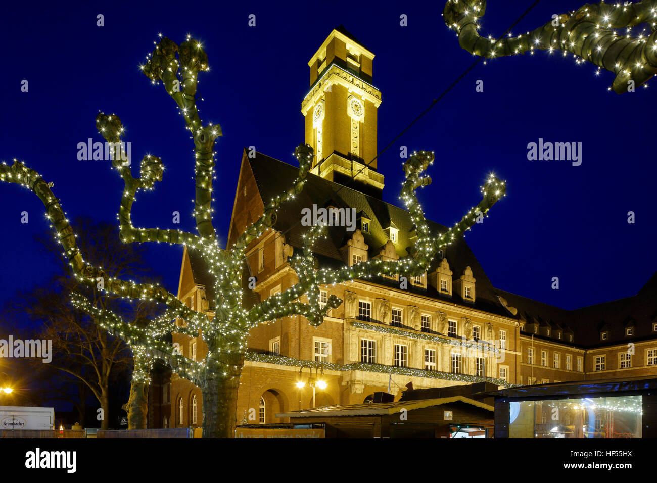 Weihnachtliche Stimmung, Rathaus Mit Weihnachtsmarkt Auf Dem Ernst-Wilczok-Platz in Bottrop, Ruhrgebiet, Nordrhein-Westfalen Stockfoto