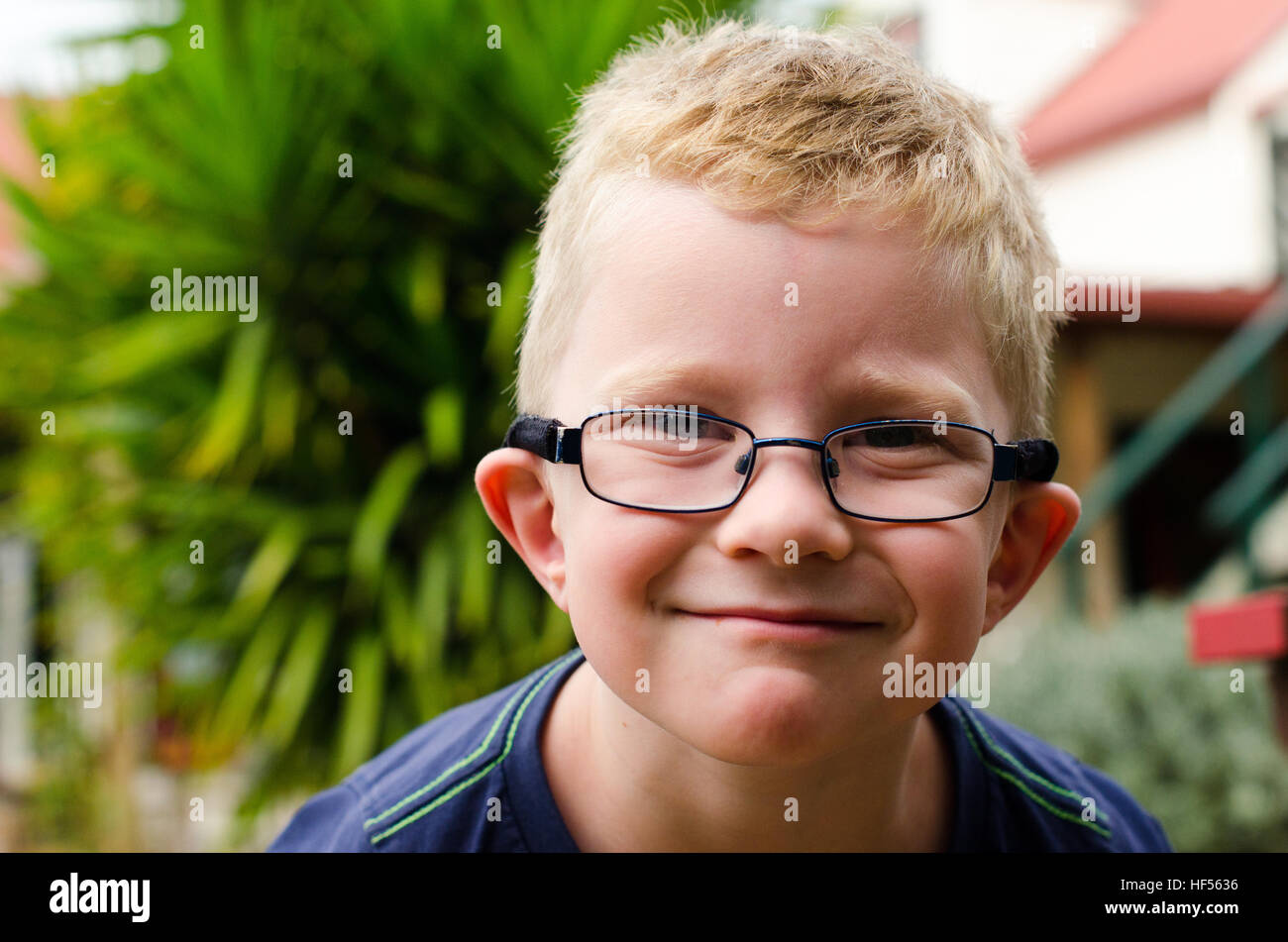 Junge mit brille -Fotos und -Bildmaterial in hoher Auflösung – Alamy