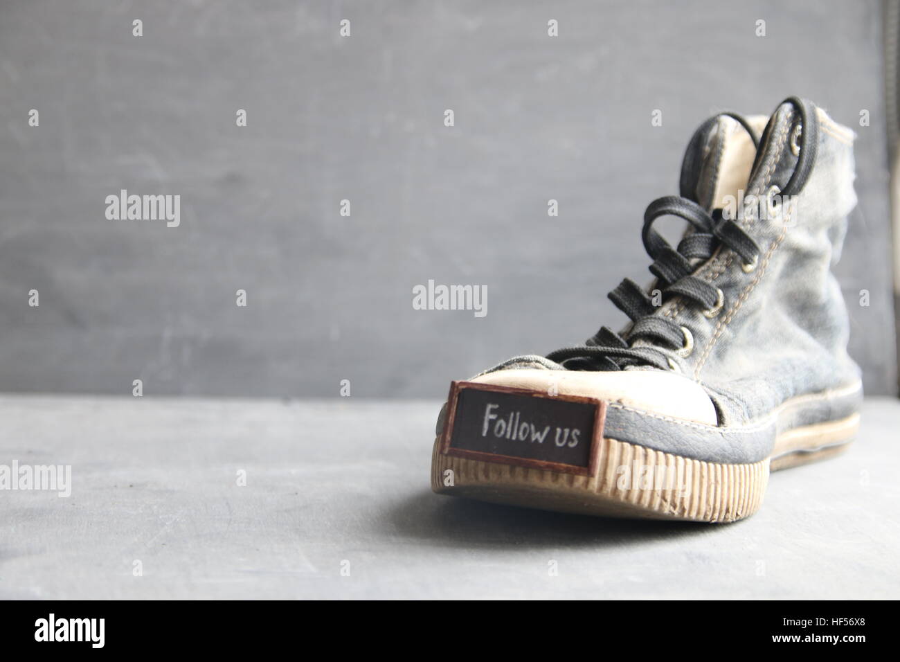 Folgen Sie uns Label für soziale Netzwerke und Vintage Sneakers Stockfoto