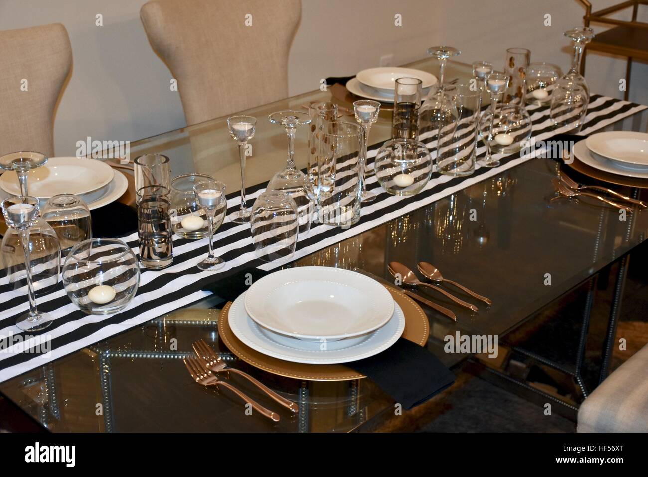 Ein elegantes Abendessen richten Sie auf einem schönen Glastisch für eine formelle Festessen vorbereitet Stockfoto