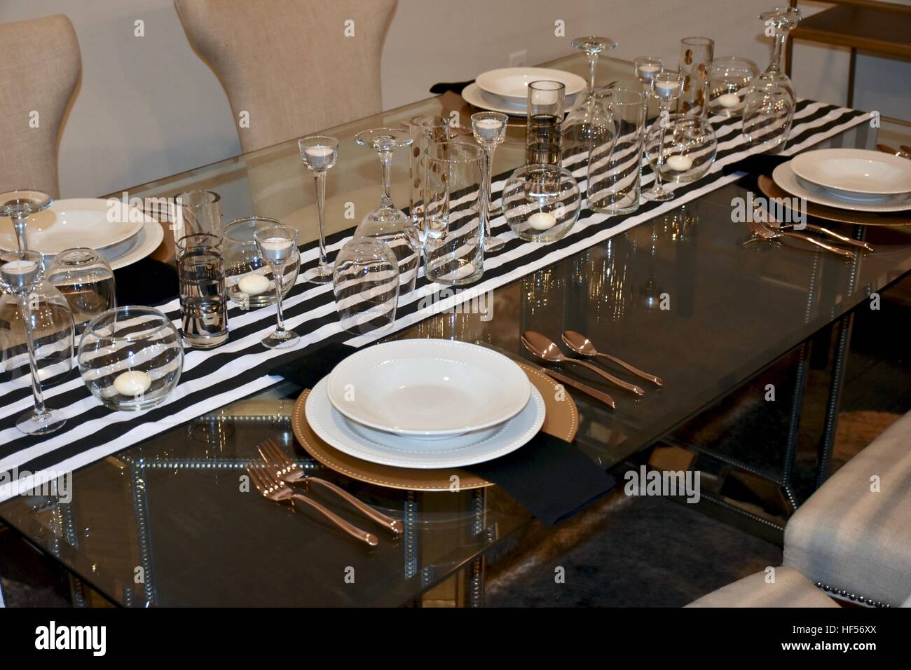 Ein elegantes Abendessen richten Sie auf einem schönen Glastisch für eine formelle Festessen vorbereitet Stockfoto