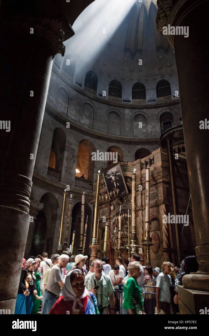 Jerusalem, Israel - 30. Mai 2014: Pilger Menschenmenge vor dem Eingang zum Aedicula, glaubte zu Christi Grab legen. Stockfoto