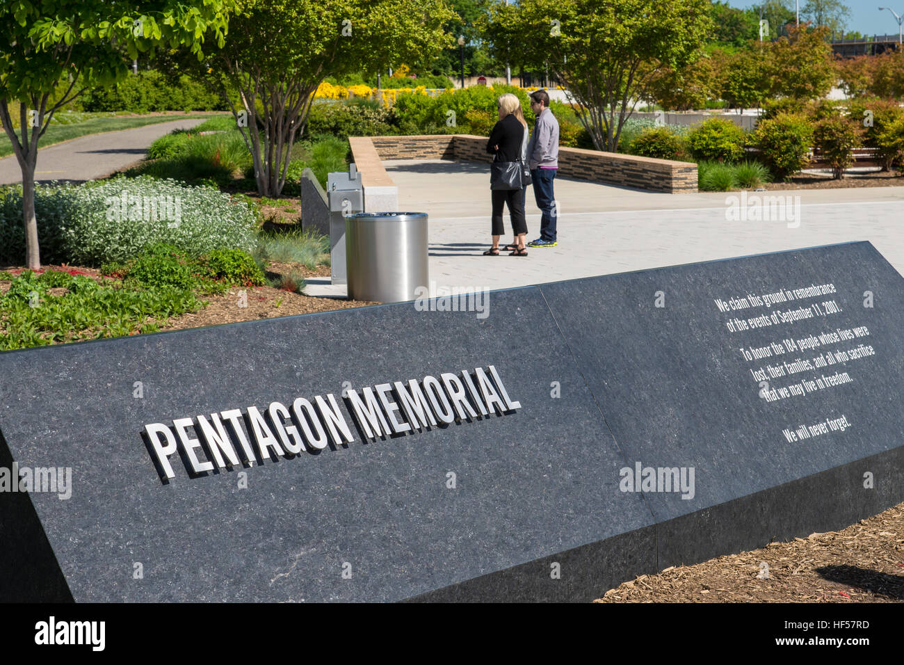 Besucher am 9/11 Memorial im Pentagon. Stockfoto