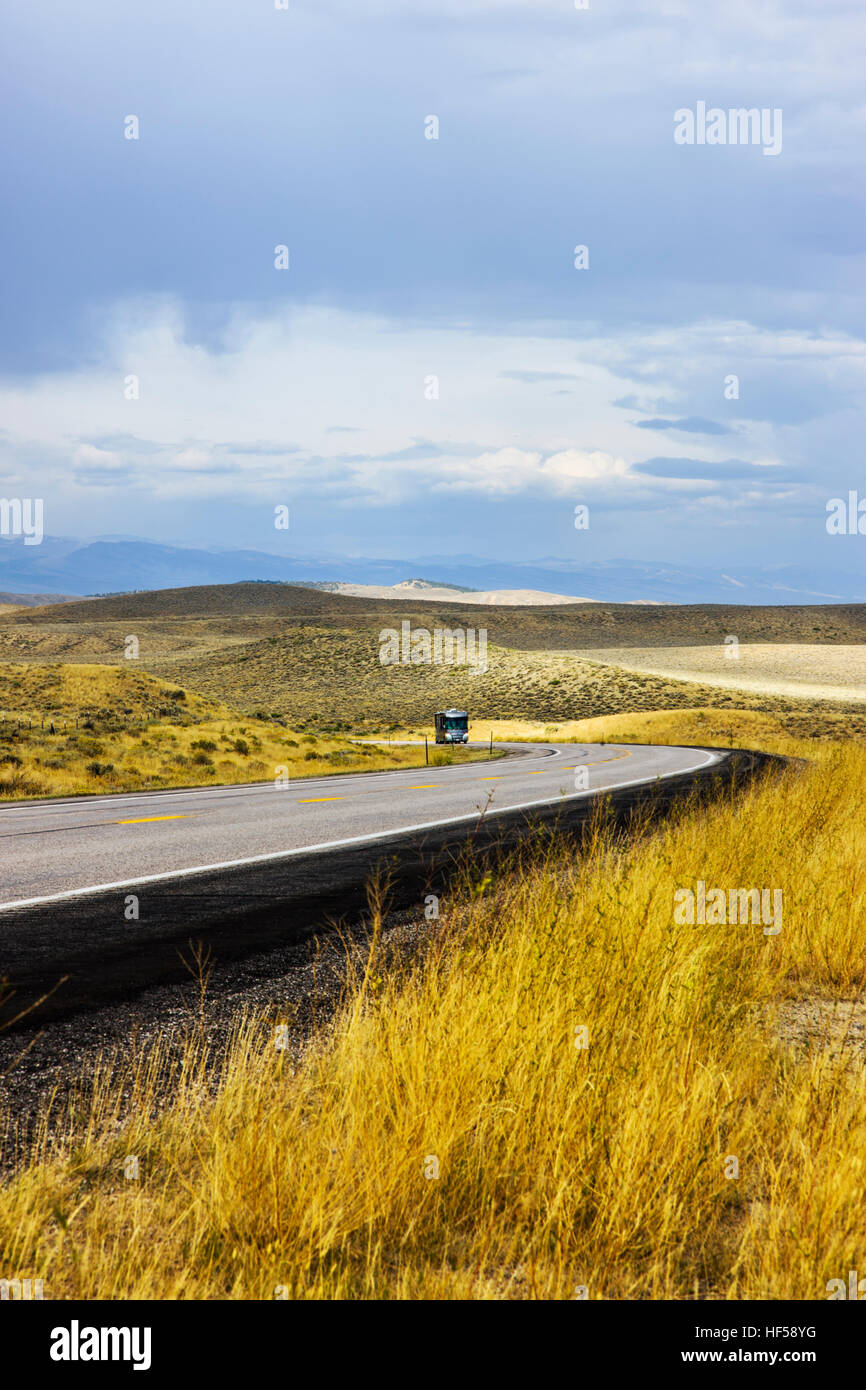 Freizeitfahrzeug RV auf RT. 287 in der Nähe von Lander, Wyoming, USA Stockfoto