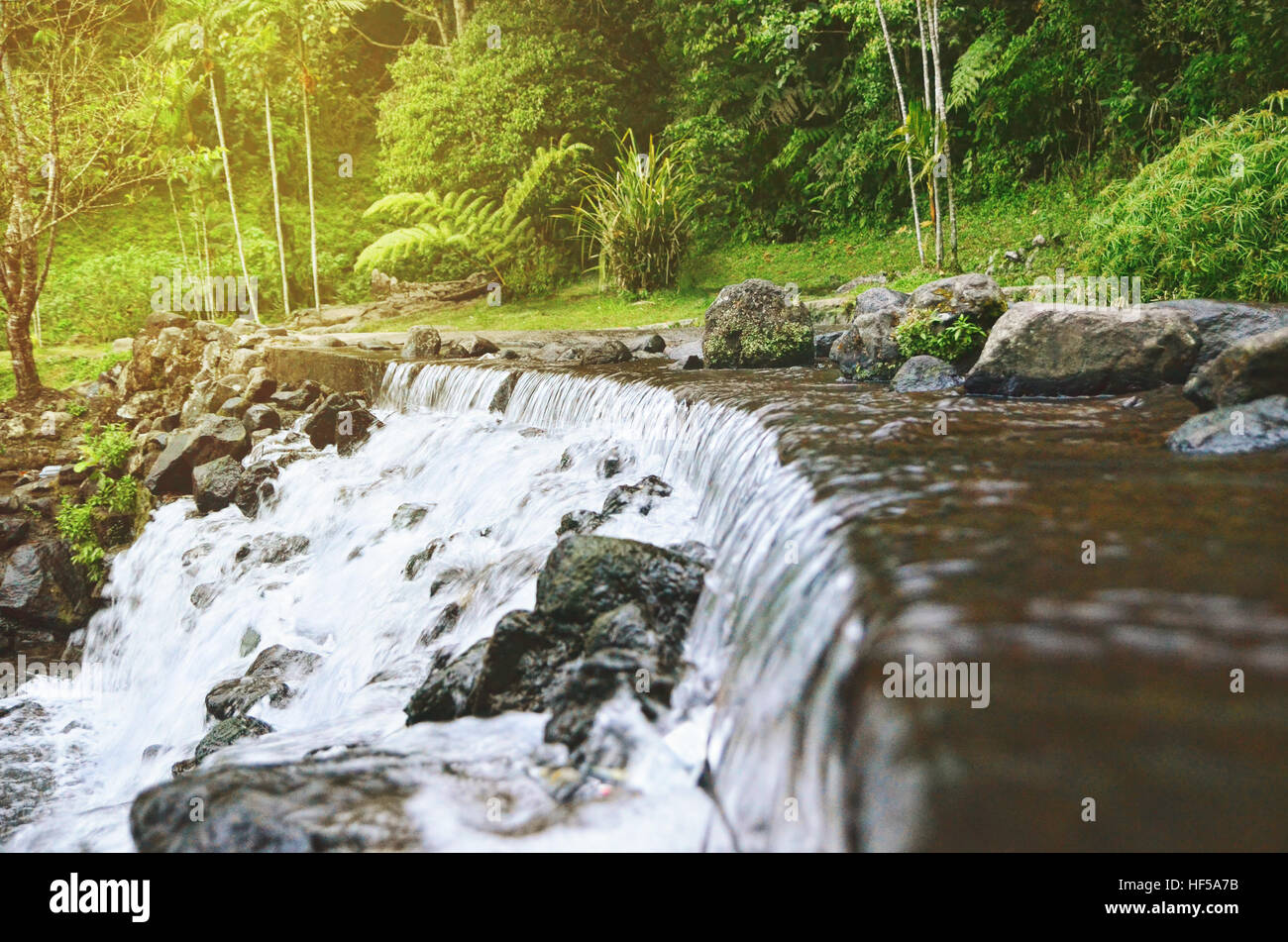 Niedrig und breit Wasserfall Stockfoto