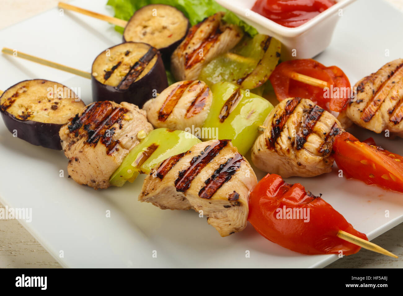 Hühnerfleisch und Gemüse-Spieß mit Tomaten, Paprika und Auberginen ...