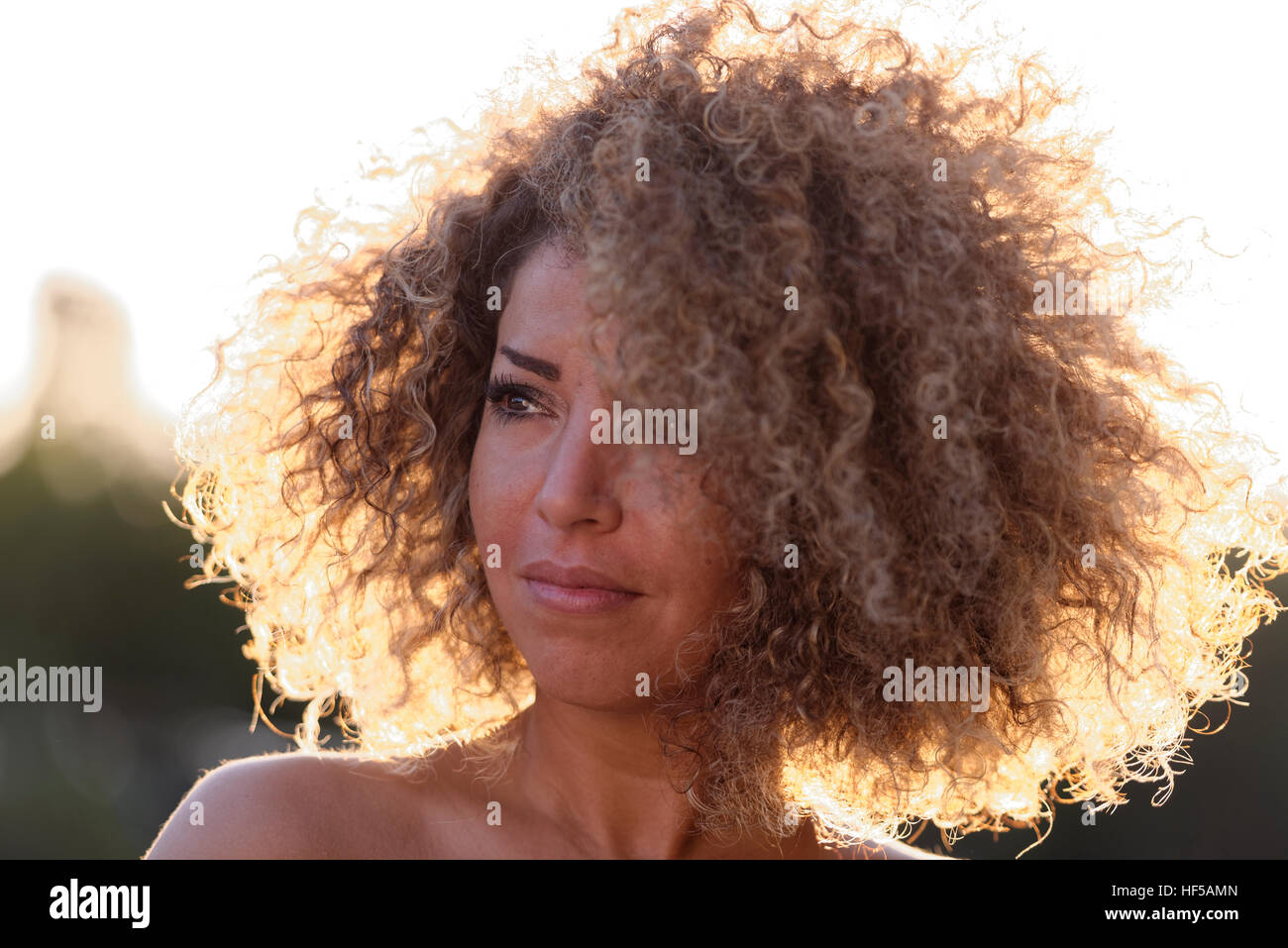 Junge Frau mit lockigem Haar, Deutschland Stockfoto