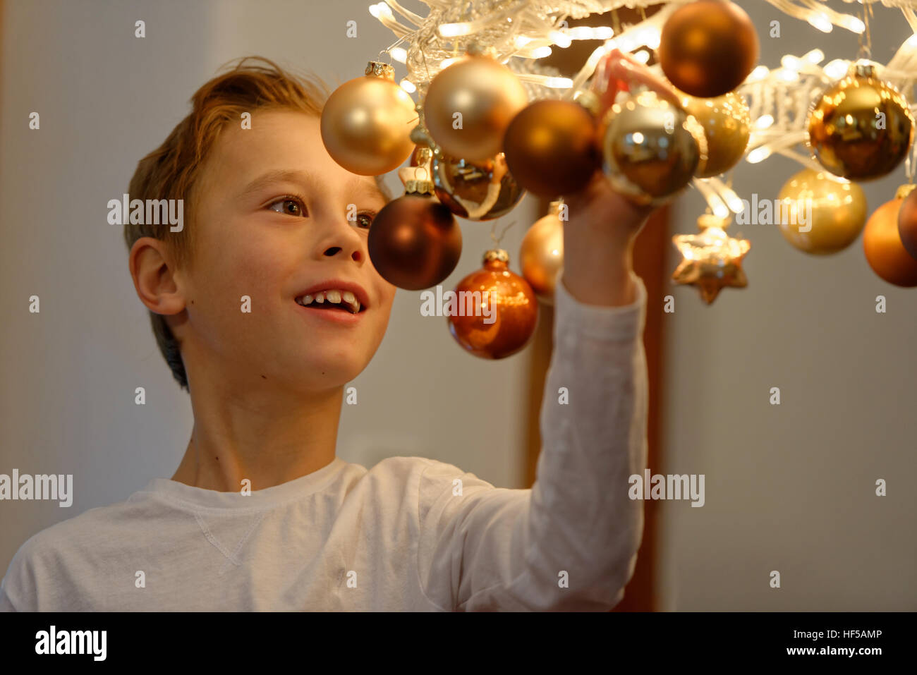 Kleiner Junge mit Beleuchtung und Kranz, Weihnachtsschmuck, Vorfreude auf Weihnachten, Upper Bavaria, Bavaria, Germany Stockfoto