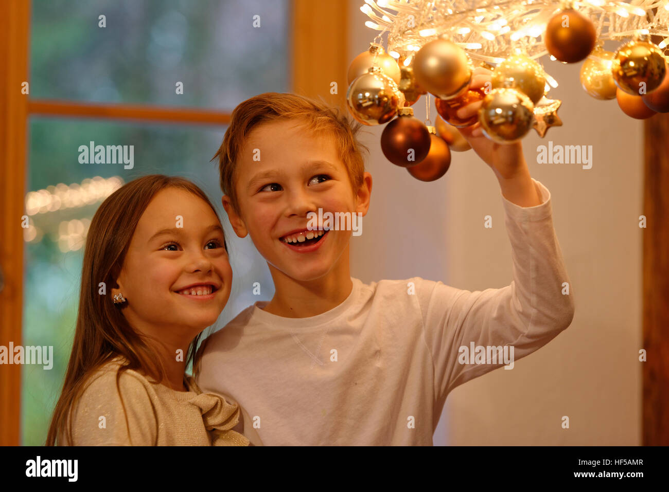 Kinder, Mädchen und Jungen mit Beleuchtung und Kranz Weihnachtsdekoration, Vorfreude auf Weihnachten, Upper Bavaria, Bavaria, Germany Stockfoto