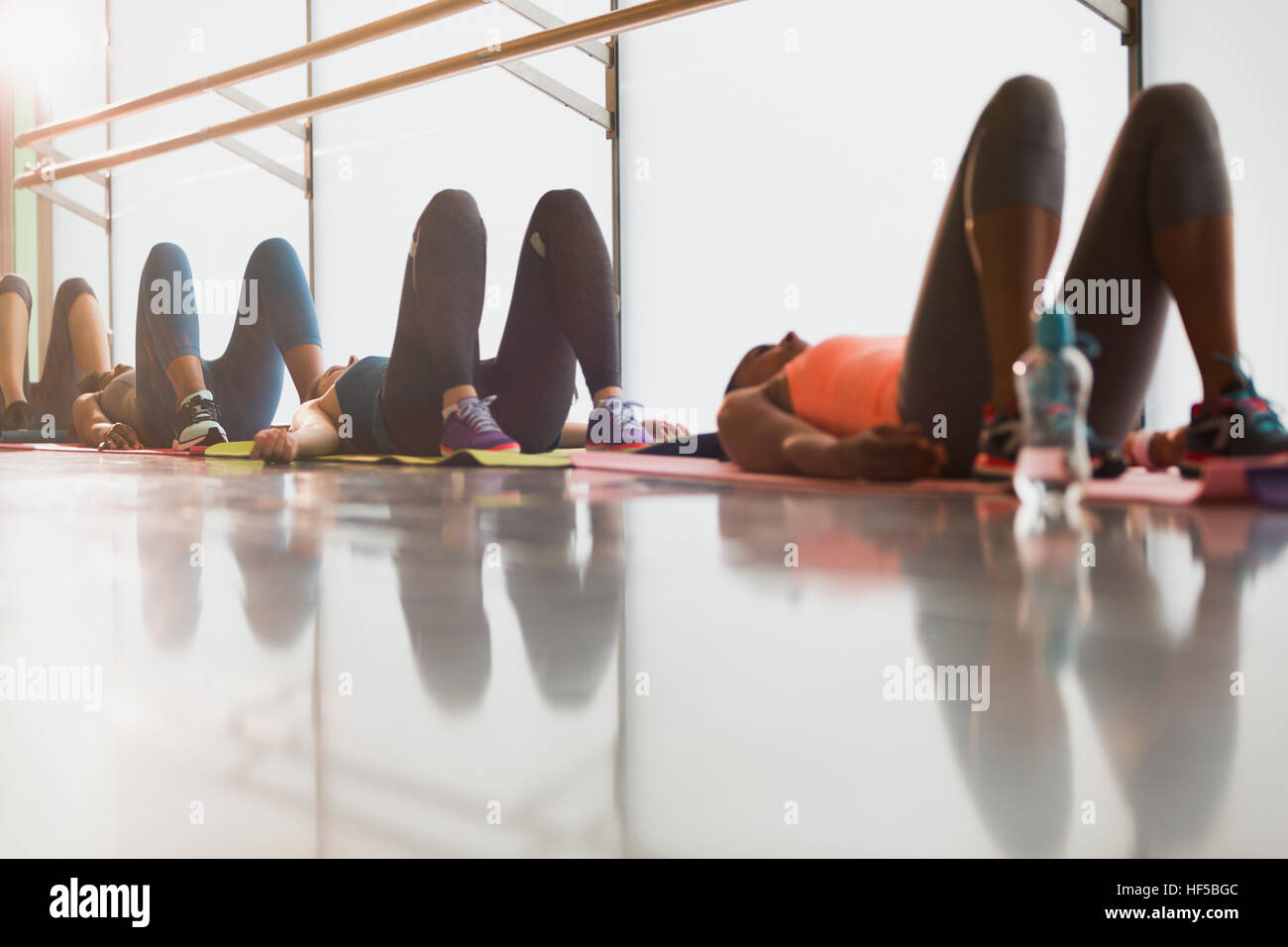 Frauen ruht auf Rücken Übung Klasse Gym Studio Stockfoto