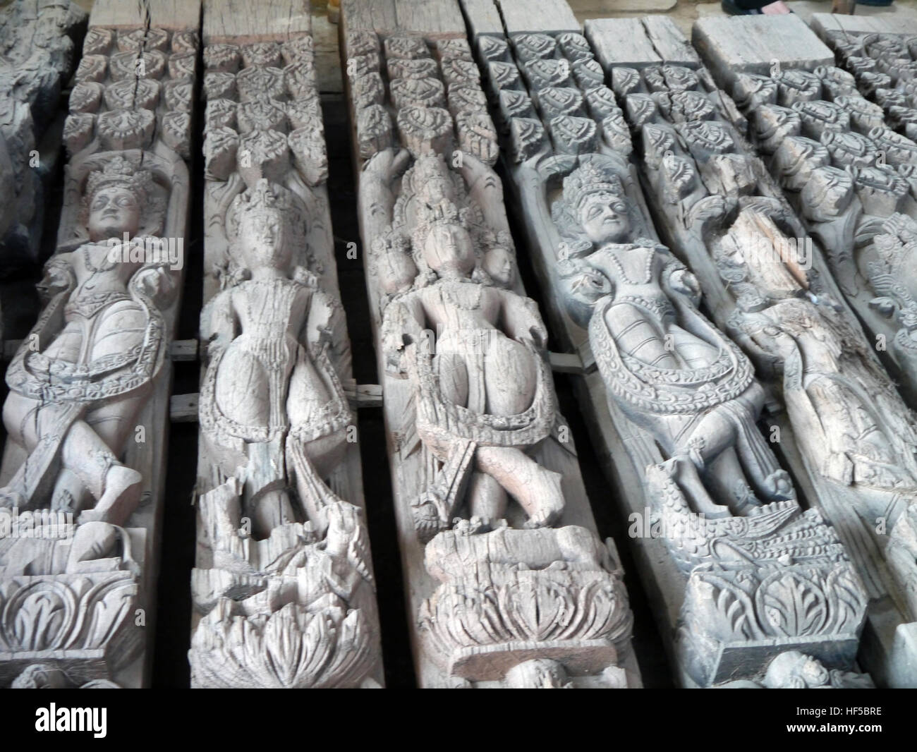 Alte antike Holzschnitzereien warten in Hanuman Dhoka Durbar Square Museum in Kathmandu, Nepal.Asia wiederhergestellt werden. Stockfoto