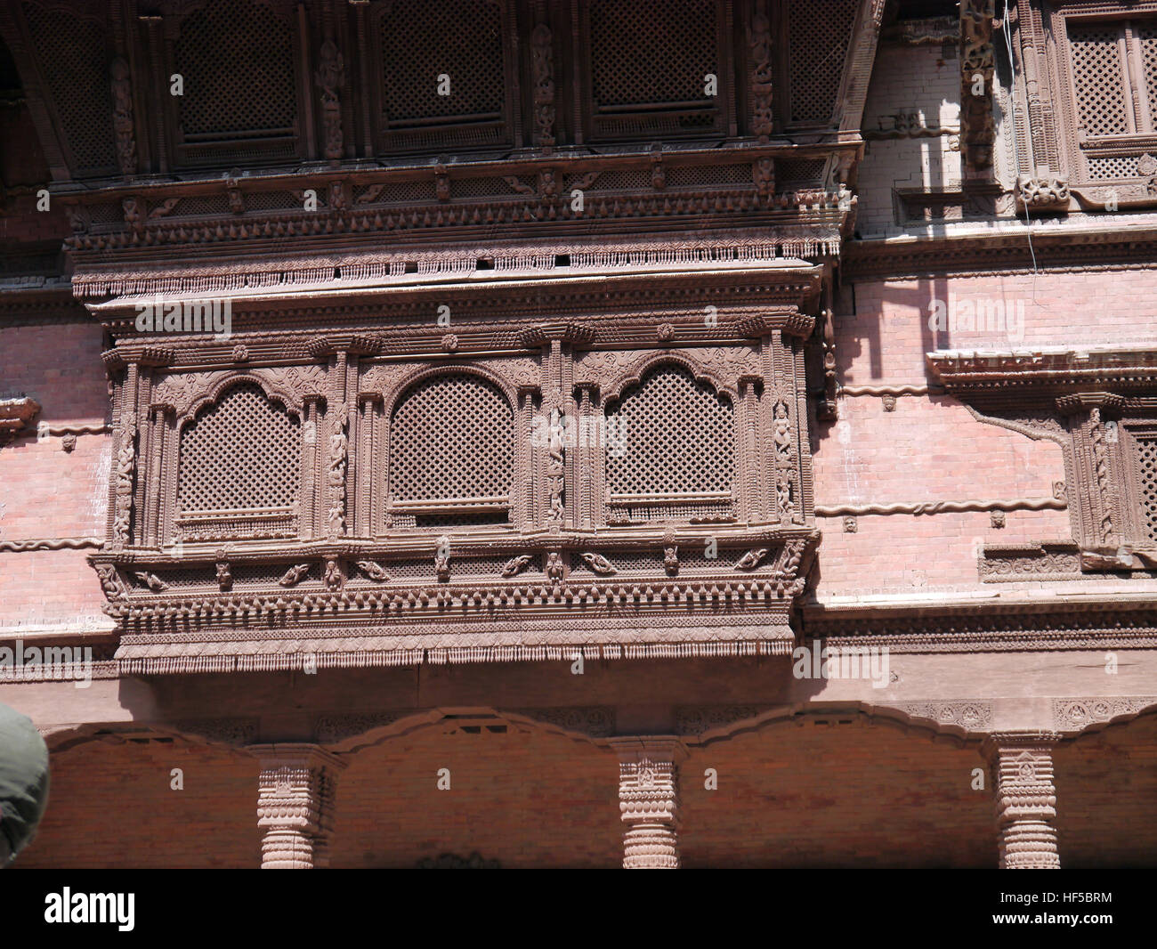 Alte antike Holzfenster in Hanuman Dhoka Durbar Square Museum in Kathmandu, Nepal.Asia. Stockfoto