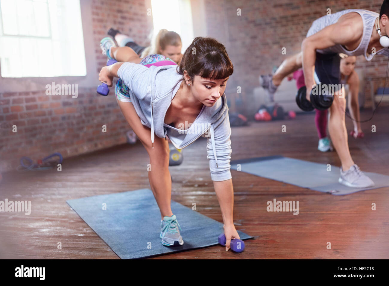 Übung zur Vorlesung Auswuchten mit Hanteln im Fitness studio Stockfoto