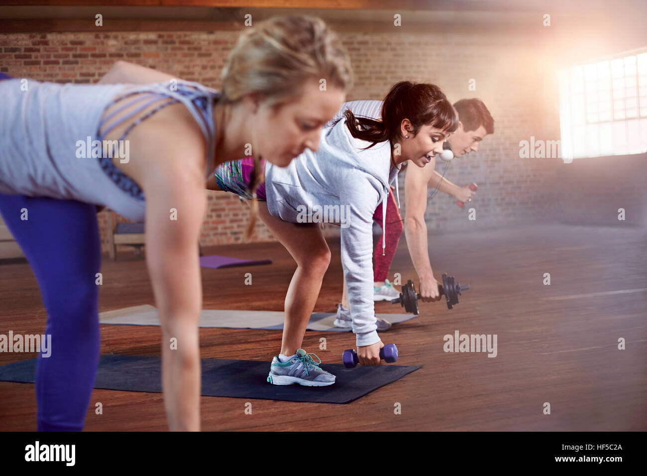 Übung zur Vorlesung Auswuchten mit Hanteln im Fitness studio Stockfoto