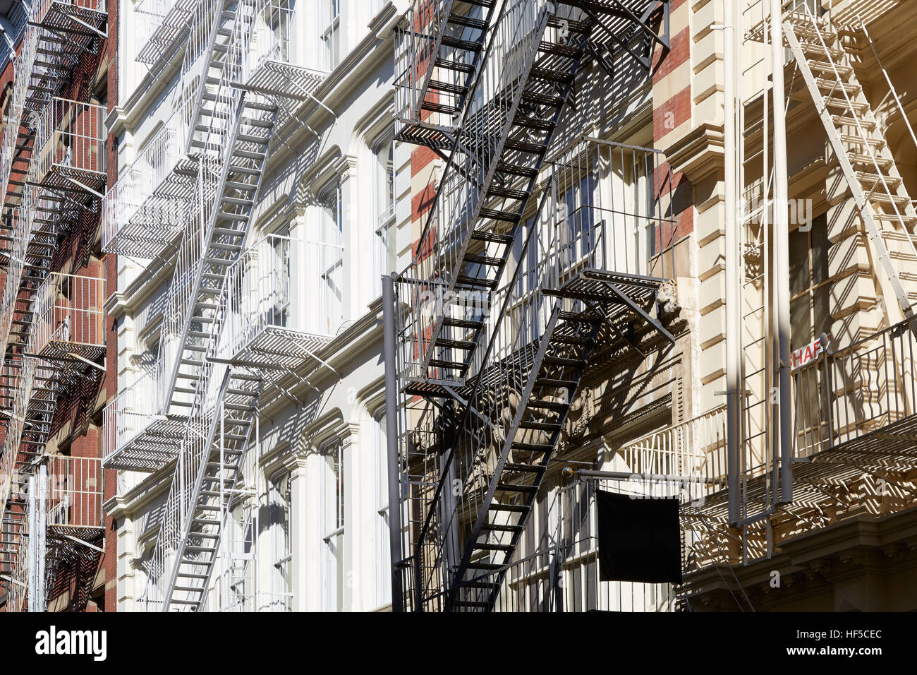 Häuser-Fassaden mit Feuerleiter Treppen, sonnigen Tag im New Yorker Stadtteil Soho, Hintergrund Stockfoto