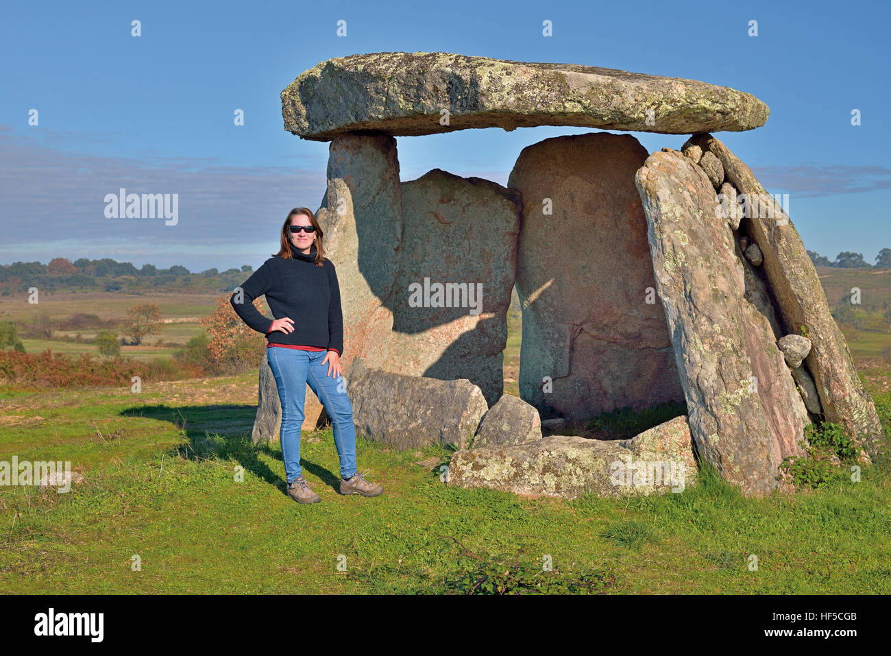 Portugal, Alentejo: Frau vor dem megalithischen Dolmen Grab 'Anta de Sao Gens' in Nisa Stockfoto
