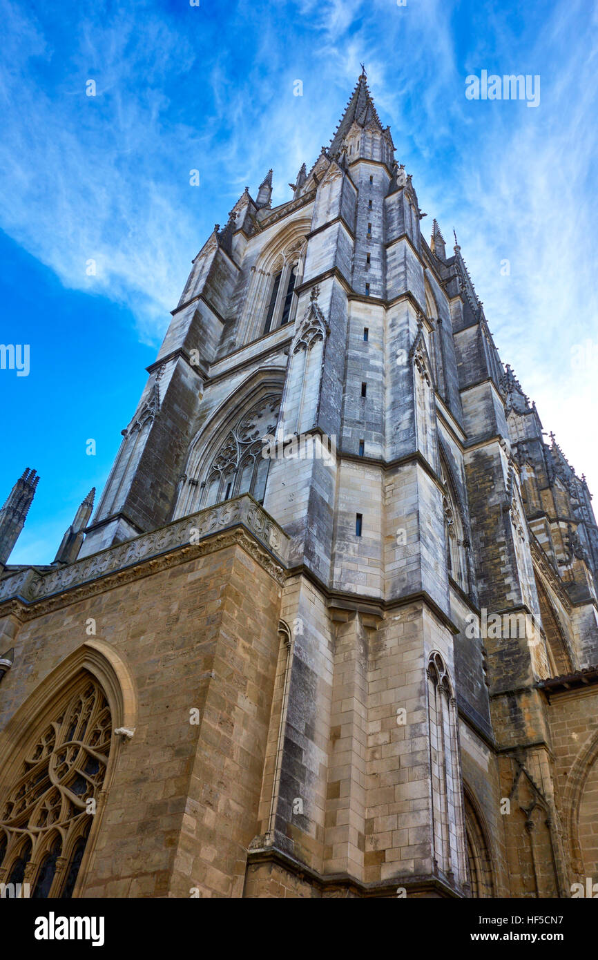 Blick auf einen Turm von Sainte Marie Cathedral im Quartier Grand Bayonne. Bayonne (Baiona). Süd-Frankreich. Stockfoto