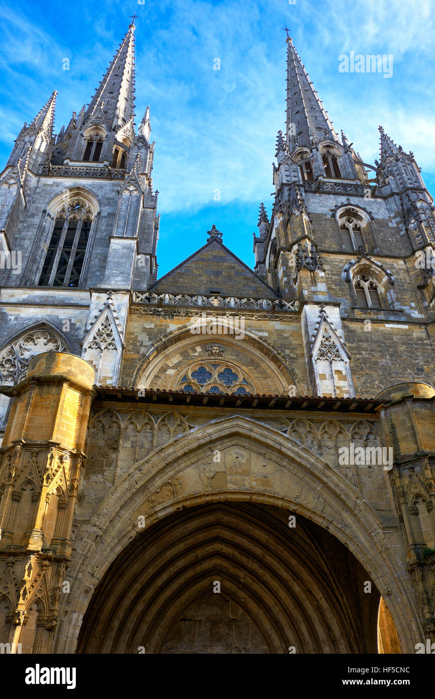 Blick auf die Hauptfassade von Sainte Marie Cathedral im Quartier Grand Bayonne. Bayonne (Baiona). Süd-Frankreich. Stockfoto