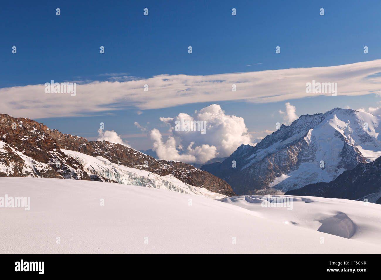 Blick vom Jungfraujoch in der Schweiz an einem sonnigen Tag. Stockfoto