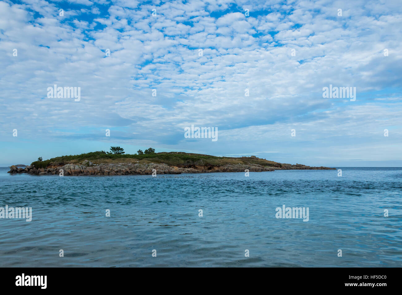 Maut Insel abgeschnitten bei Flut mit Makrele Himmel, St Mary's, Scilly-Inseln Stockfoto