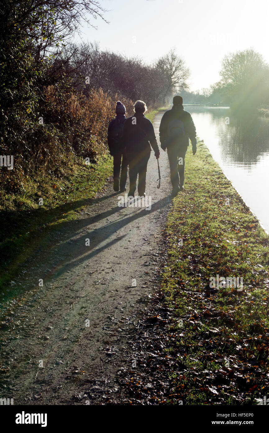 Wanderer auf dem Treidelpfad Grand Union Canal im Winter, Hatton sperrt, Warwickshire, UK Stockfoto