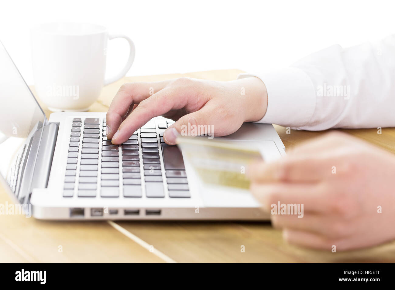 Mann mit seinem Computer Laptop und halten Kreditkarte Absicht, Online-shopping, Konzept, digitale Business oder e-Commerce, Nahaufnahme. Stockfoto