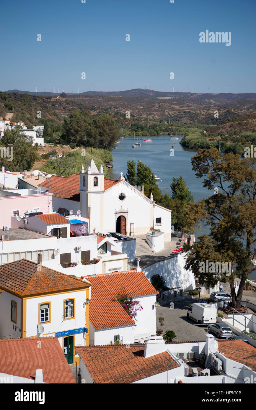 die Stadt Alcoutim in Portugal am Fluss Rio Guadiana an der Grenze zwischen Portugal und Spanien an der Ost-Algarve im Süden von Portugal in Europa. Stockfoto