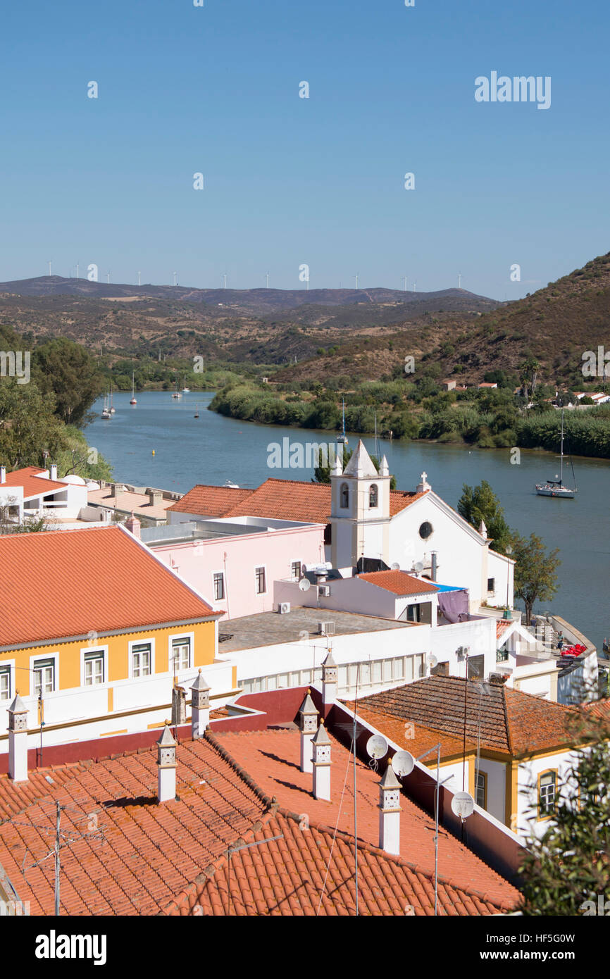 die Stadt Alcoutim in Portugal am Fluss Rio Guadiana an der Grenze zwischen Portugal und Spanien an der Ost-Algarve im Süden von Portugal in Europa. Stockfoto