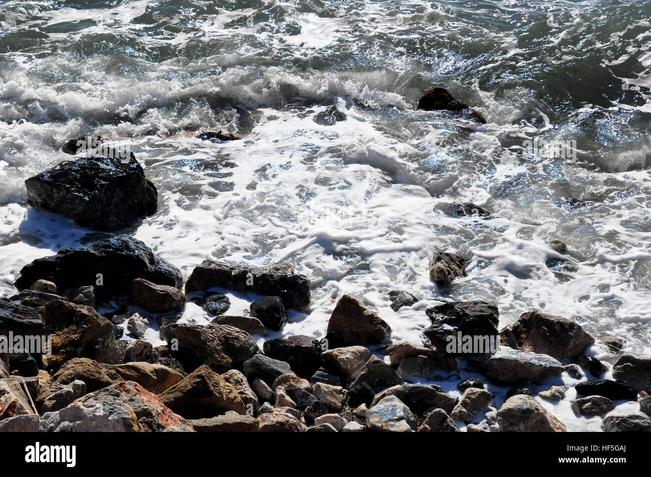 Meer, Felsen und irisierender Reflexionen Stockfoto