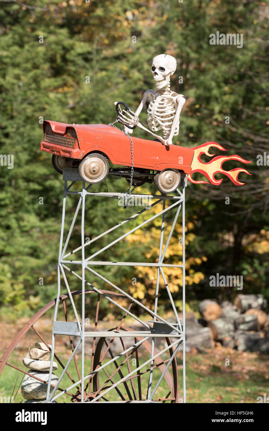 Skeleton fahren eine Auto Ornament vor einem Haus in Windsor County, Vermont. Stockfoto