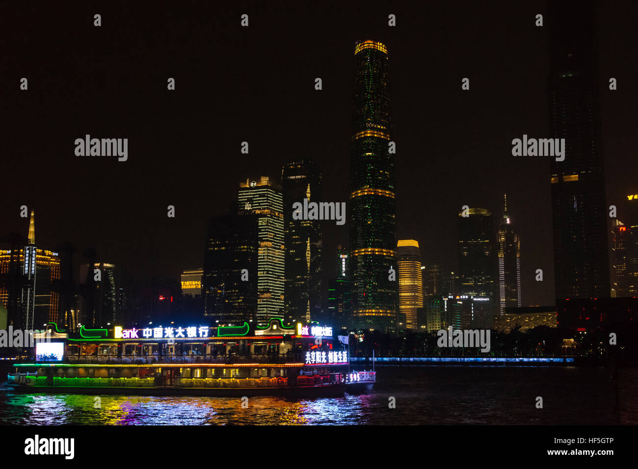 Nachtansicht der hohen steigt von Pearl River, Guangzhou, Guangdong Provinz, China Stockfoto