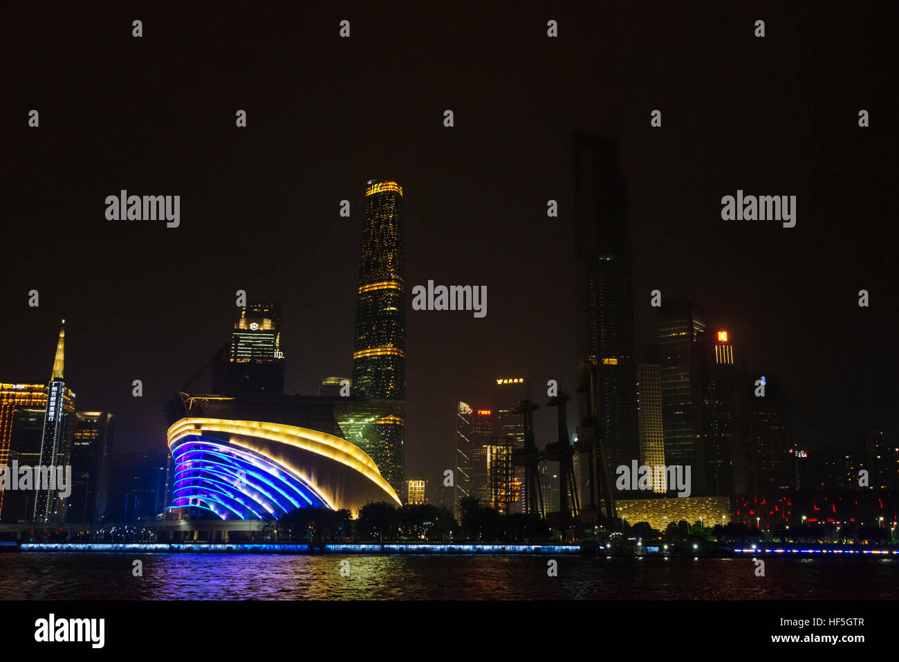 Nachtansicht von Hochhäusern und Tribüne der Haixinsha Insel von Pearl River, Guangzhou, Guangdong Provinz, China Stockfoto