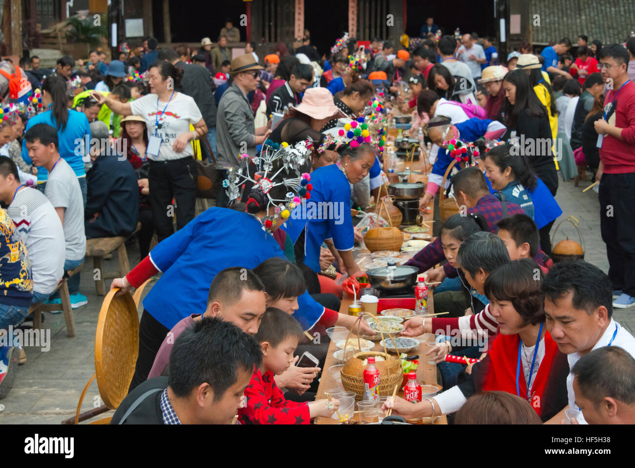 Dong-Leute Essen am langen Tisch Bankett Feiern Lunar März 3 Sängerfest, Chengyang, Sanjiang, Provinz Guangxi, China Stockfoto