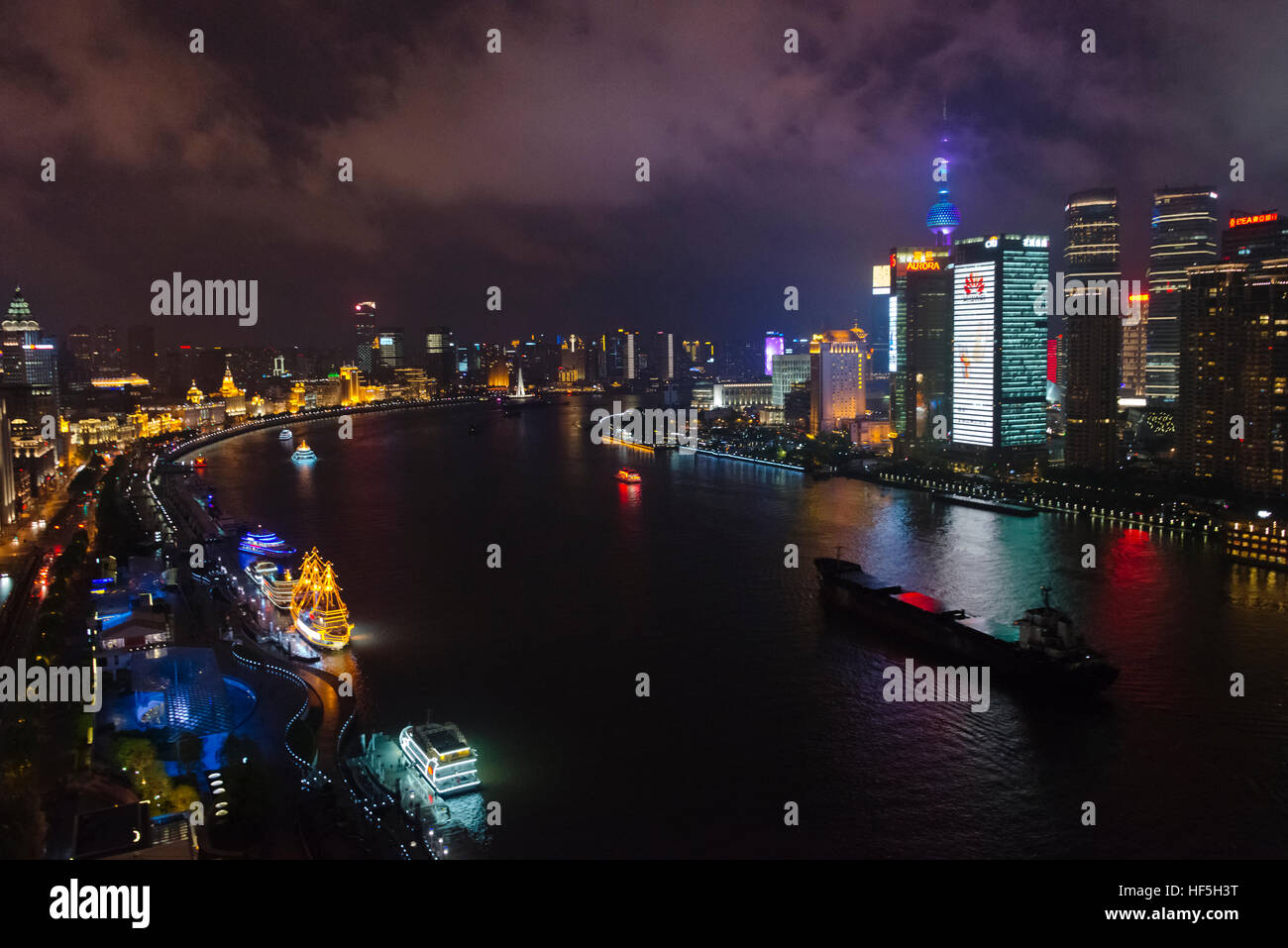 Nachtansicht des Bund Skyline auf der Westbank und Pudong am Ostufer des Huangpu Riverr, Shanghai, China Stockfoto