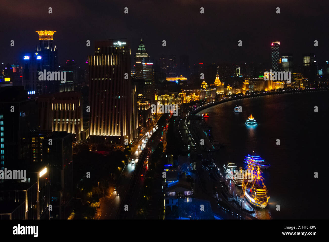 Nachtansicht des Bund Skyline entlang des Huangpu Riverr, Shanghai, China Stockfoto