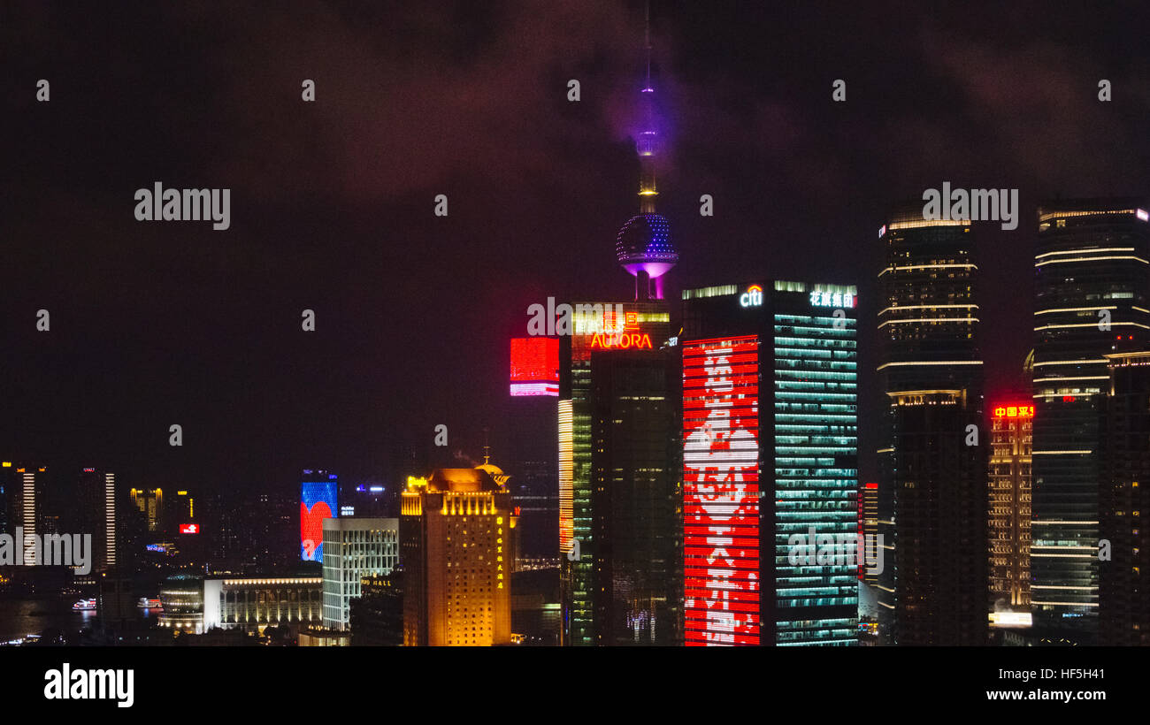 Nachtansicht der Skyline von Pudong von Huangpu Riverr, Shanghai, China Stockfoto