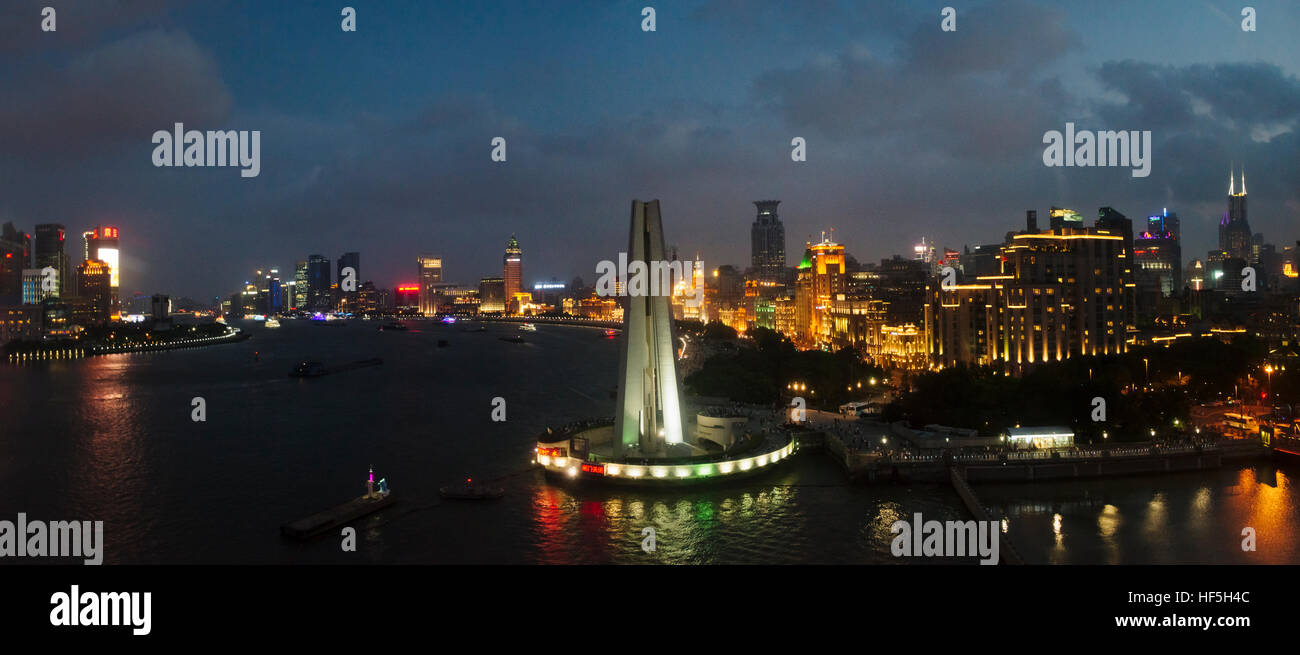 Nachtansicht des Bund Skyline dominiert Denkmal für die Helden des Volkes durch den Huangpu-Fluss, Shanghai, China Stockfoto