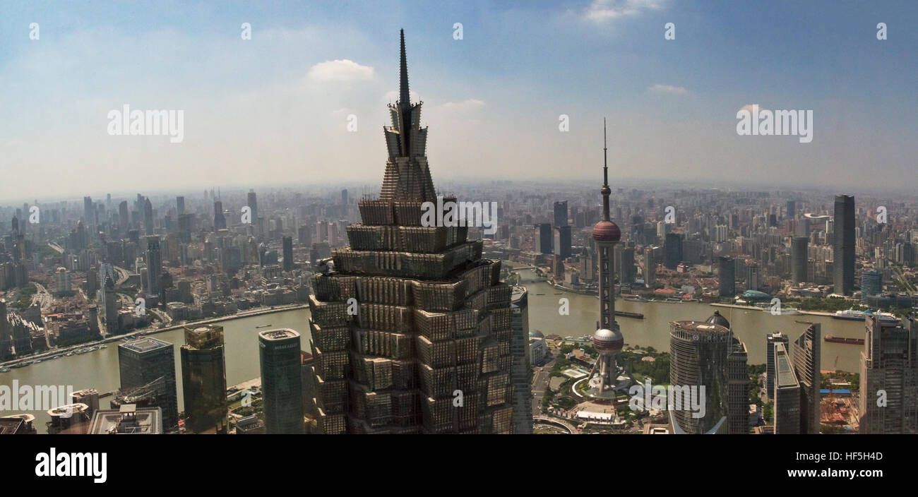 Skyline von Pudong dominiert Jinmao-Gebäude, Shanghai, China Stockfoto