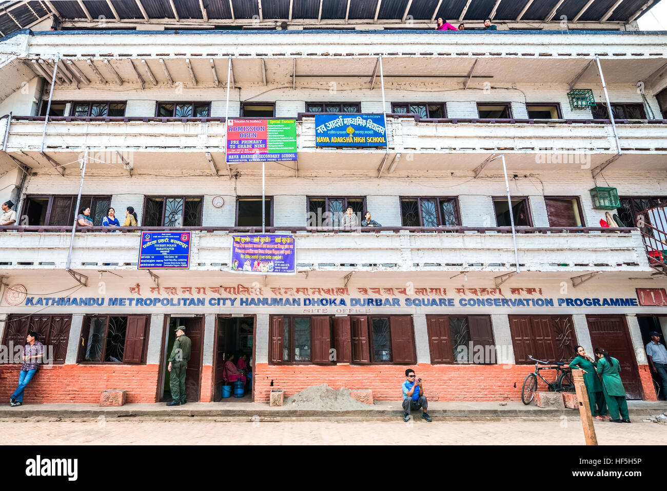 Das Schulgebäude diente auch als Büro des Durbar Square Conservation Program. Kathmandu, Nepal. Stockfoto