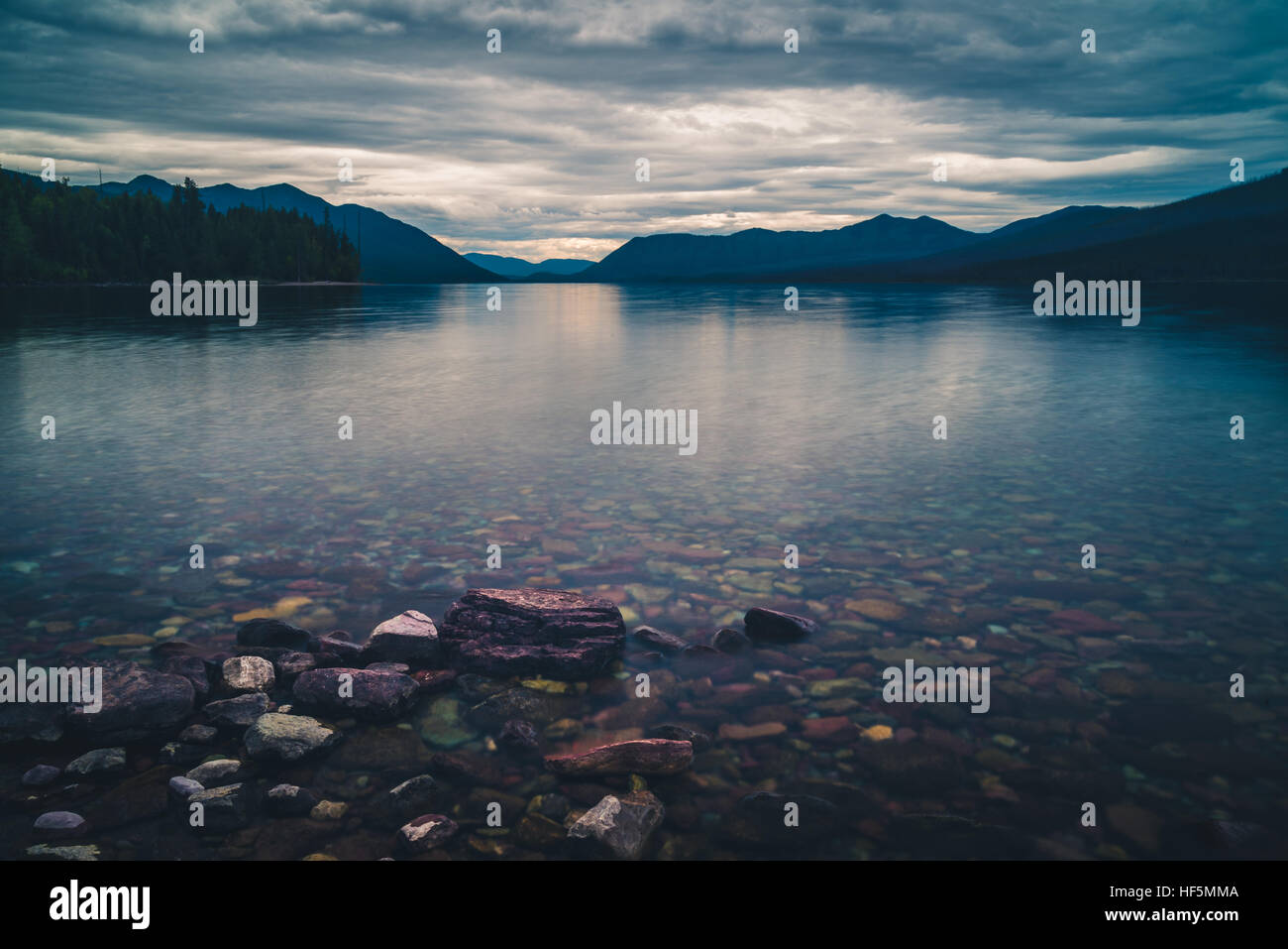 Lake McDonald an bewölkten Tag. Stockfoto