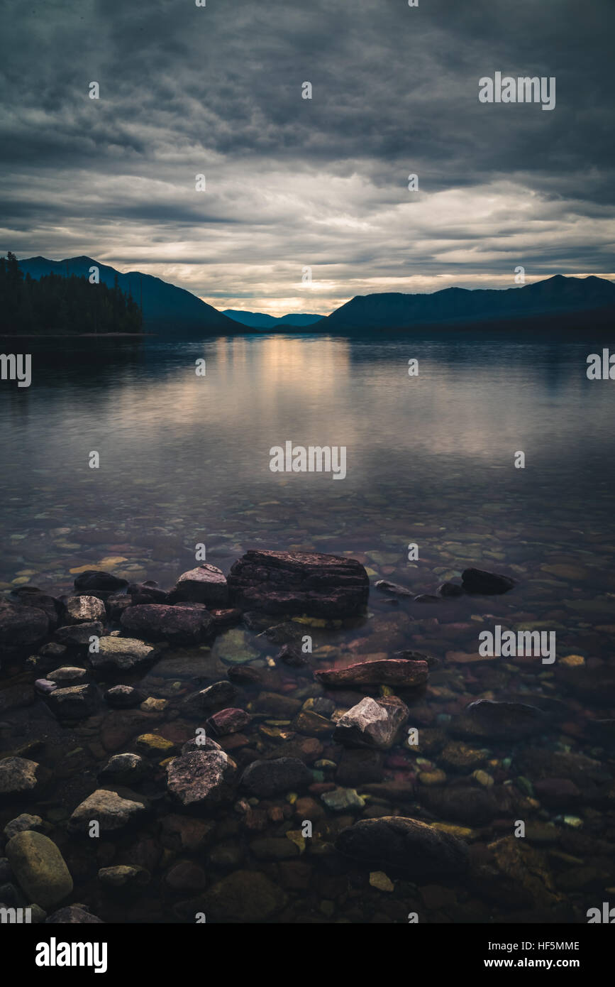 Lake McDonald an bewölkten Tag. Stockfoto