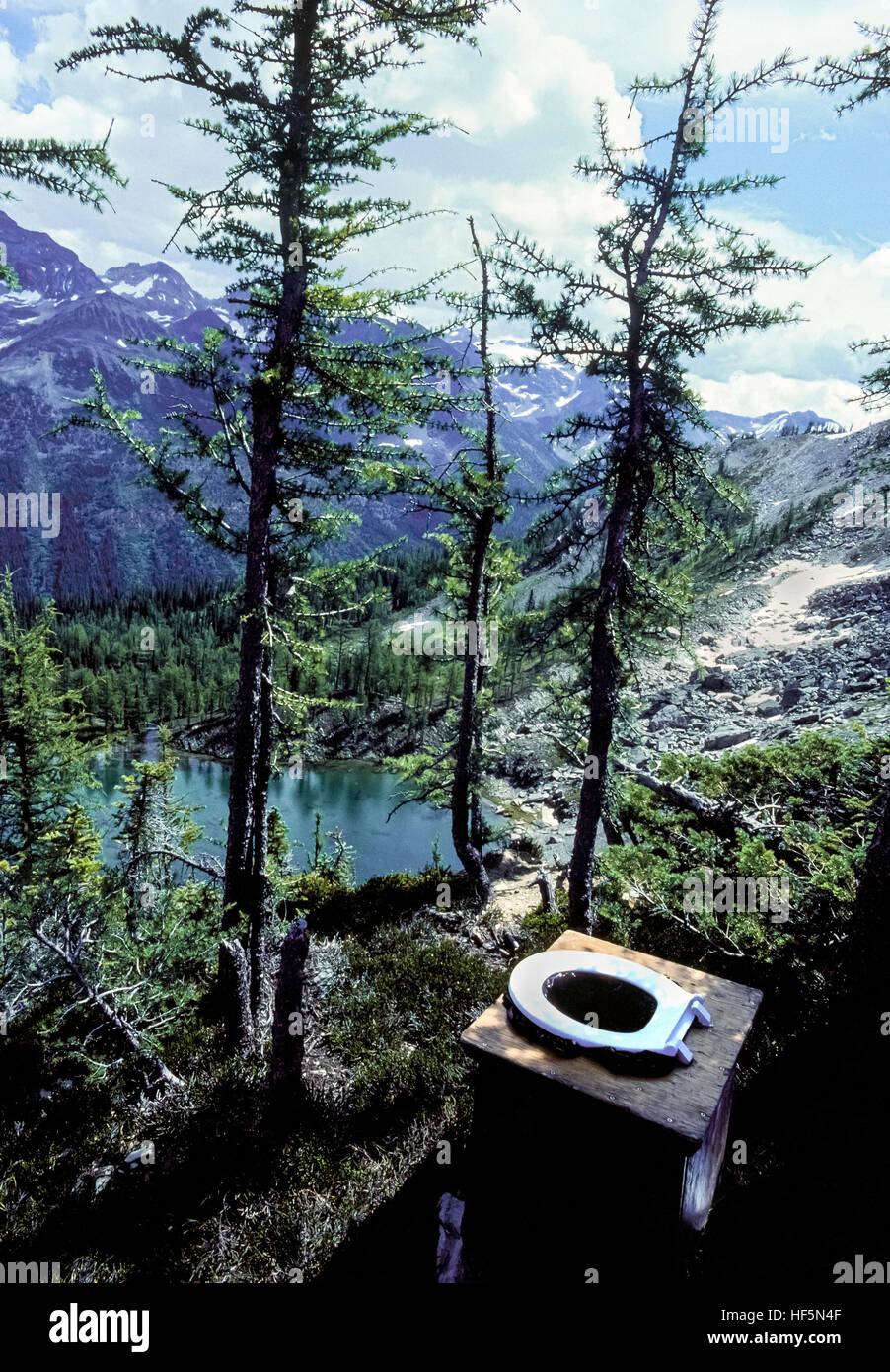 Eine unter freiem Himmel im Freien nicht Flush WC bietet malerische Berggipfel Aussicht von seiner weißen WC-Sitz in den Bugaboo Bergen von British Columbia, Kanada. Stockfoto