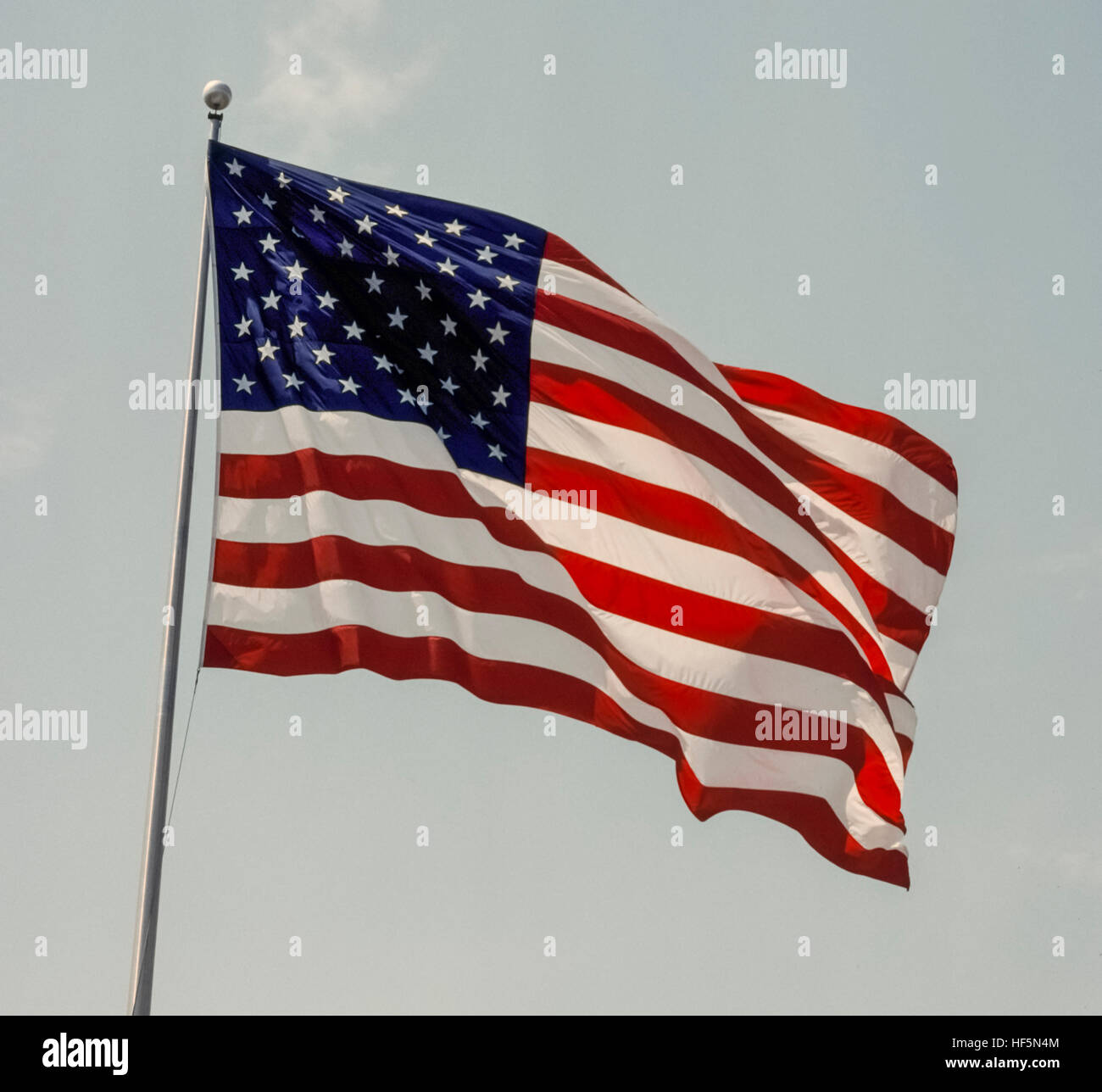 Die nationale Flagge der Vereinigten Staaten von Amerika bekannt verschieden als die amerikanische Flagge, den Sternen und Streifen, Old Glory und Star-Spangled Banner. Die 50 fünfzackigen kleinen weißen Sternen auf blauem rechteckige Feld repräsentieren die 50 Staaten der USA, während die 13 abwechselnd rote und weiße Querstreifen repräsentieren die 13 britischen Kolonien in Amerika, die Unabhängigkeit von Großbritannien erklärt. Im Jahre 1960 verabschiedete ist dies die 27. Version der US-Flagge, die zuerst im Jahre 1777 entworfen wurde. Stockfoto
