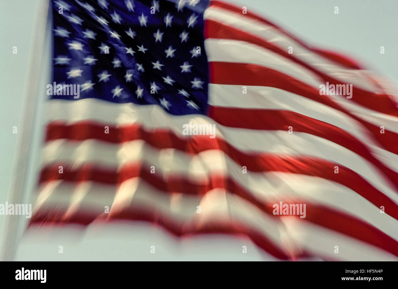 Die nationale Flagge der Vereinigten Staaten von Amerika bekannt verschieden als die amerikanische Flagge, den Sternen und Streifen, Old Glory und Star-Spangled Banner. Die 50 fünfzackigen kleinen weißen Sternen auf blauem rechteckige Feld repräsentieren die 50 Staaten der USA, während die 13 abwechselnd rote und weiße Querstreifen repräsentieren die 13 britischen Kolonien in Amerika, die Unabhängigkeit von Großbritannien erklärt. Im Jahre 1960 verabschiedete ist dies die 27. Version der US-Flagge, die zuerst im Jahre 1777 entworfen wurde. Es wird hier gezeigt, im Wind wehende. Stockfoto